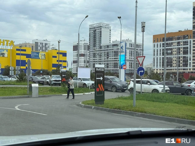 Очередь на проспекте Академика Сахарова уже днём | Источник: читатель E1.RU