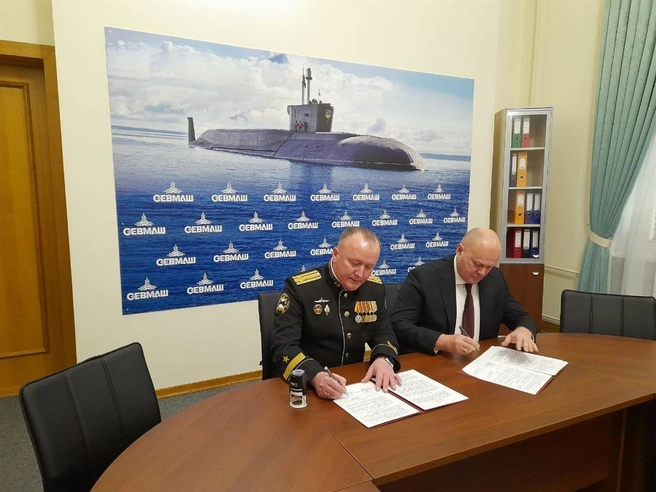 Бывший мэр Красноярска на фоне «Красноярска» | Источник: admkrsk.ru
