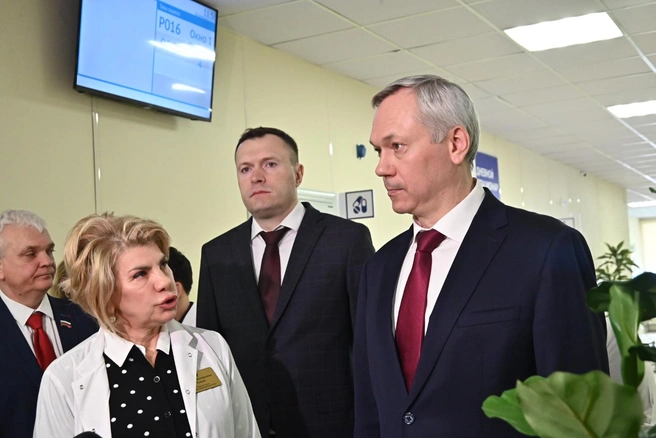 Губернатор Андрей Травников посетил Центральную городскую больницу | Источник: www.nso.ru