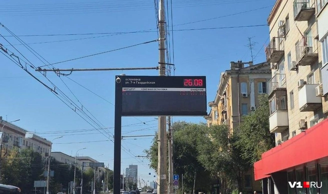 На 7-й Гвардейской табло пытается подавать какие-то знаки жизни, но безуспешно — никакой информации, кроме даты, увидеть на экране нельзя | Источник: Читатели V1.RU