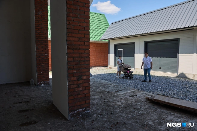 Контарёвы во дворе своего строящегося дома | Источник: Александр Ощепков / NGS.RU
