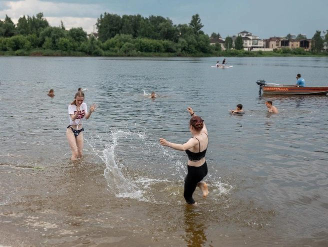 Дети и взрослые плещутся в воде, хотя Роспотребнадзор не рекомендует этого делать | Источник: Александр Куренной / 76.RU