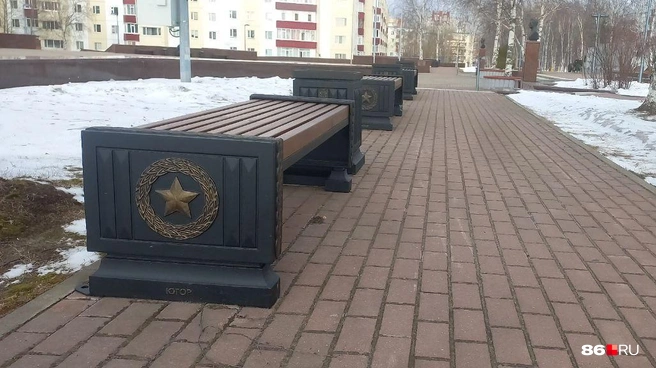 В апреле у Вечного огня установили новые скамейки и урны | Источник: Анастасия Шевякова / 86.RU