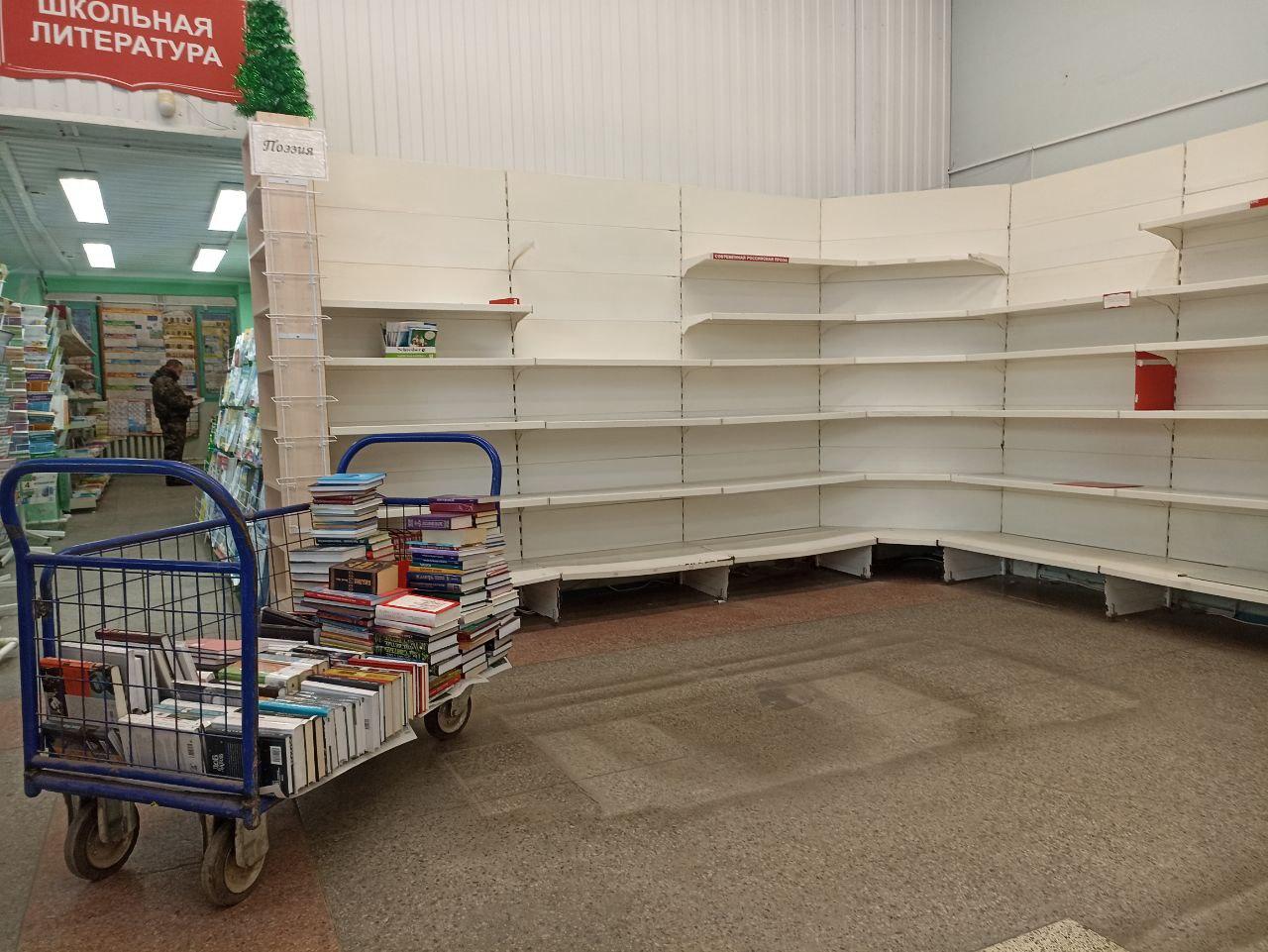 «Дом книги» — всё? В популярном магазине Архангельска разбирают витрины