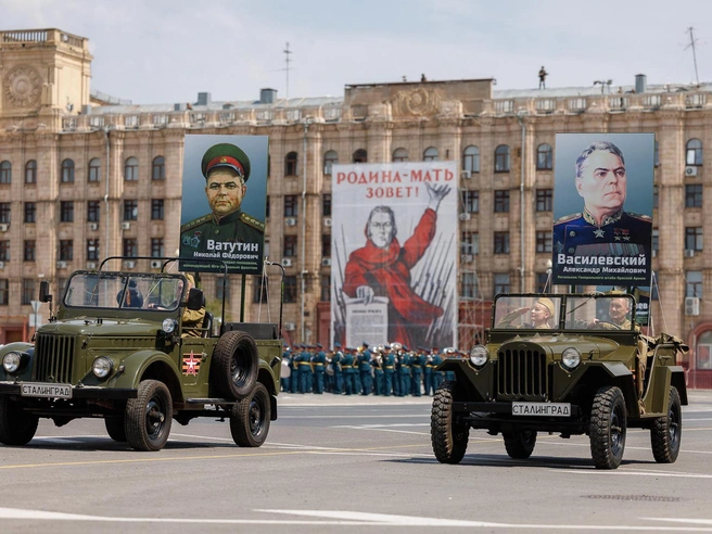 На автомобилях были размещены портреты военачальников. | Источник: Алексей Волхонский / V1.RU