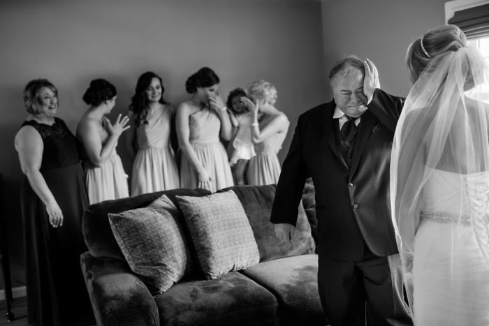 30 фото отцов, которые впервые увидели дочерей в свадебных платьях