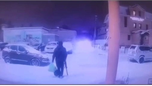 Кадры, на которых видно, как Жигалов выходит из подъезда с ружьем в чехле | Источник: предоставлено родными Жигалова