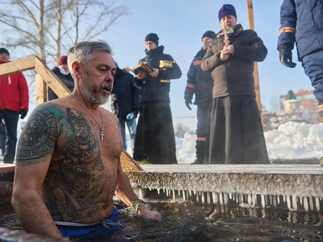 От сильного мороза борта купели покрылись сосульками. | Источник: Александр Ощепков / NGS.RU