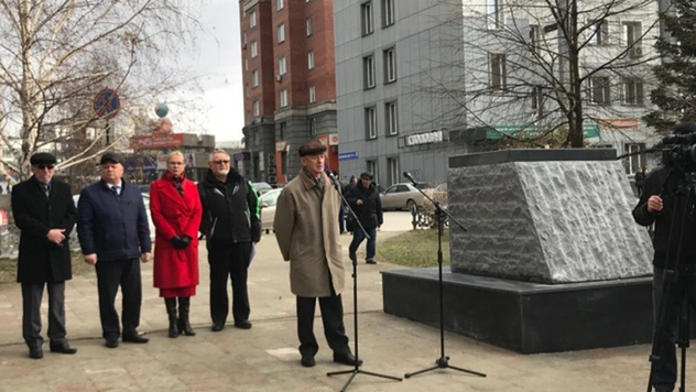 В Новосибирске торжественно открыли постамент для памятника (фото)