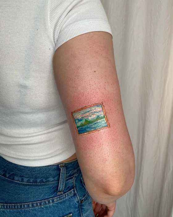 Хэнд-поуком, как правило, бьют небольшие по размеру тату | Источник: malakhovatattoo / Instagram (соцсеть признана экстремисткой и запрещена в РФ)