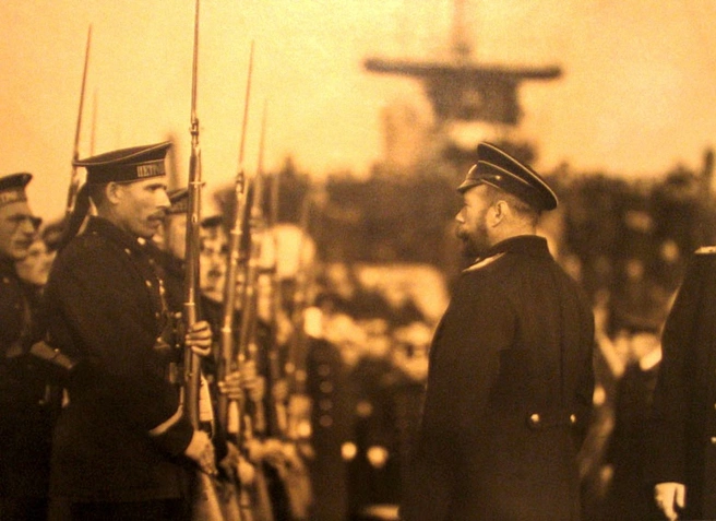 Последний император перед строем | Источник: «Эпоха Николая II»