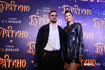 Актер Александр Петров вместе с супругой | Источник: Артем Устюжанин / MSK1.RU