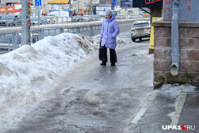 Обледеневшие тротуары Уфы | Источник: Булат Салихов / UFA1.RU