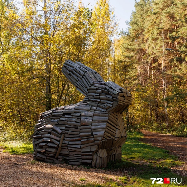 В парке несколько деревянных скульптур. Эта&nbsp;— самая близкая к выходу | Источник: Ирина Шарова / 72.RU