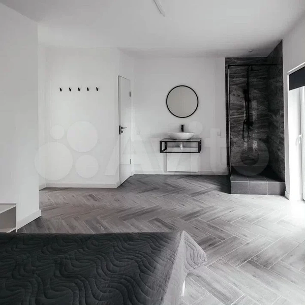 Интерьеры стильные, из дорогих, вероятно, материалов | Источник: Avito.ru