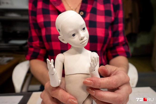 Еще немного — и у красотки будут румяные щеки и пушистые ресницы | Источник: Илья Чикотин / 72.RU