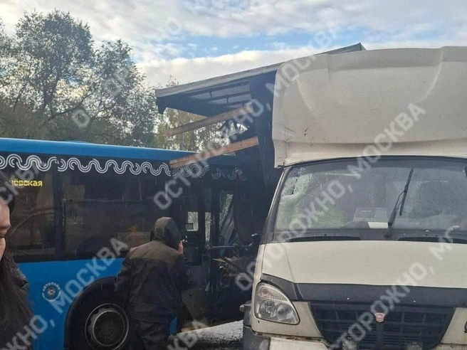 От удара в автобусе выбило стекла, повреждены двери, а кабину грузовика смяло | Источник: Осторожно, Москва / T.me
