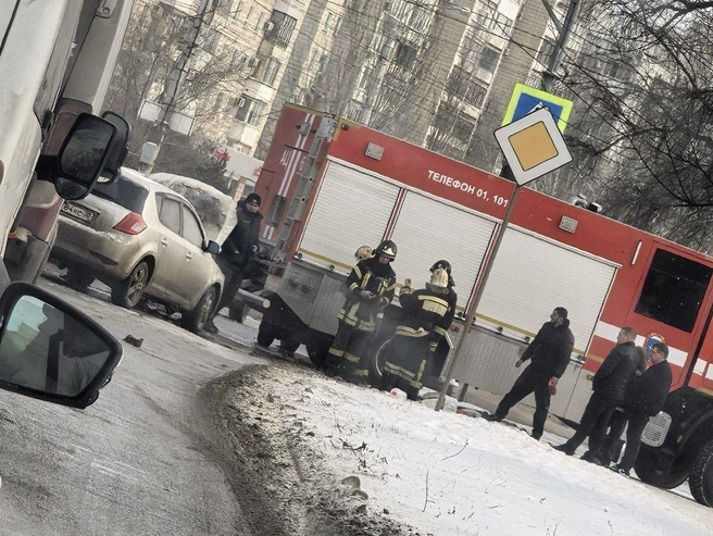 Загоревшийся автомобиль изначально оставался на проезжей части. | Источник: Волгоград Красноармейский / T.me