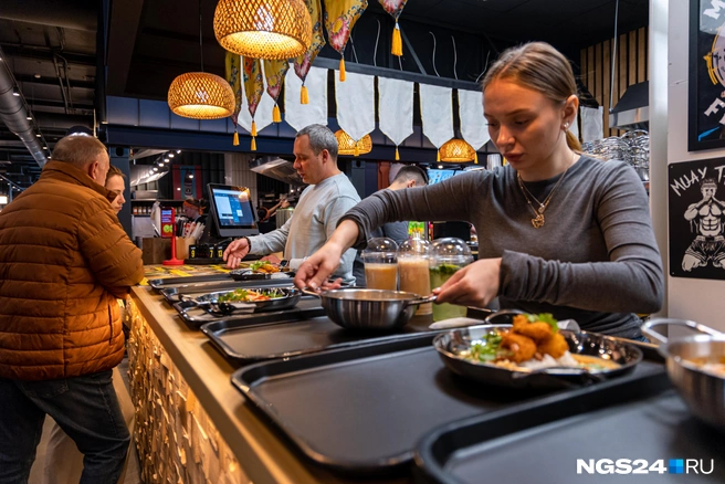 Кухни тут открытые, видно, как готовится еда | Источник: Мария Ленц / NGS24.RU