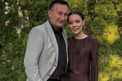 Singer’s wife denies marrying for money