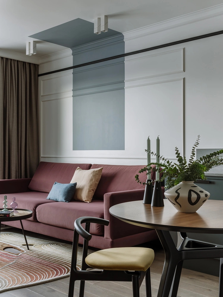 Зона гостиной. Нижняя часть стены и корпус кухни выкрашены одним цветом по системе NCS. Лепные элементы, Orac Decor. Освещение, Centrsvet. Краска, Farrow & Ball и Little Greene. | Источник: Ольга Шангина-Лестерлен стиль: Екатерина Наумова