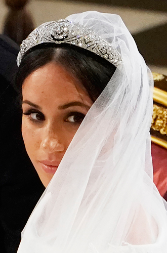 Меган МарклЭта королевская невеста удивила своим выбором свадебной тиары даже экспертов. Впрочем, в этом вся Меган Маркл. 19 мая 2018 года невеста принца Гарри предстала перед всем миром в убранстве, о существовании которого никто не вспоминал, как минимум, несколько десятилетий. Филигранно выполненная бриллиантовая тиара-бандо — украшение очень старое. Когда-то оно принадлежало королеве Марии Текской, которая, впрочем, его практически не носила.