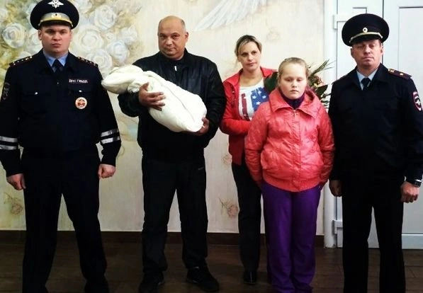 Гаишники подарили автокресло малышу, родившемуся на посту | ya62.ru