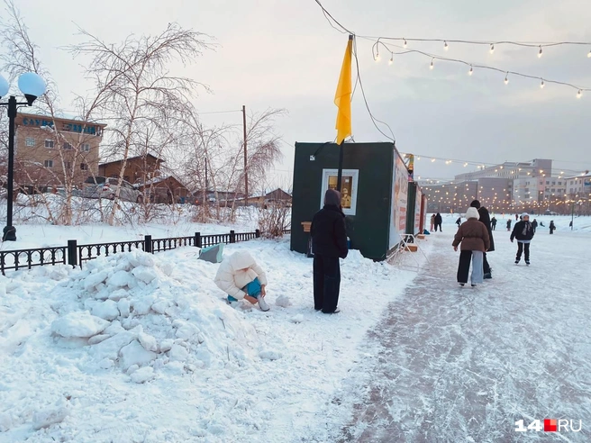 Погода в Якутске балует теплыми деньками. Так что народ переобувается прямо на улице | Источник: Надежда Ефимова / 14.RU