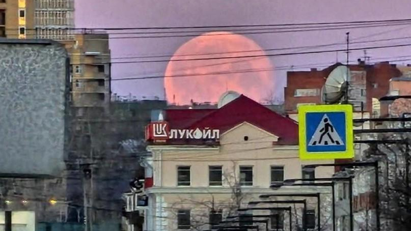 Кровавая луна взошла над городами России. Фото редкого явления