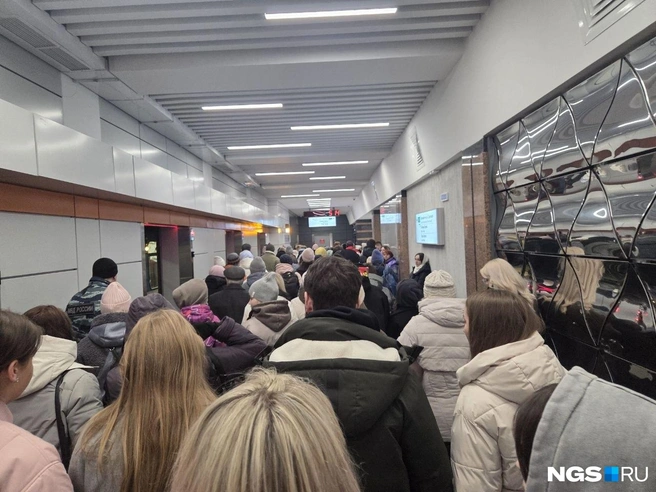 Новосибирцы столпились и в метро | Источник: Елизавета Шаталова / NGS.RU