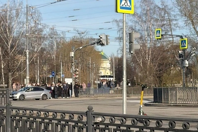 Екатеринбуржцы шли пешком на работу из-за аварии трамвая