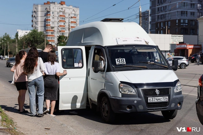 Микроавтобусы традиционно берут с боем | Источник: Алексей Волхонский / V1.RU