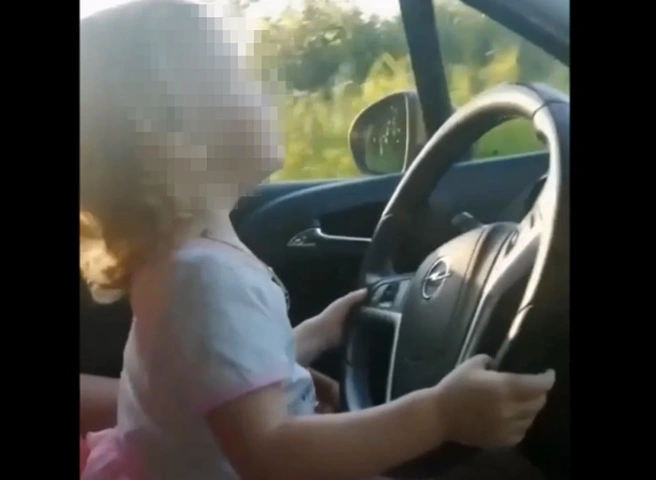 Рязанец посадил двухлетнюю дочку за руль автомобиля | ya62.ru