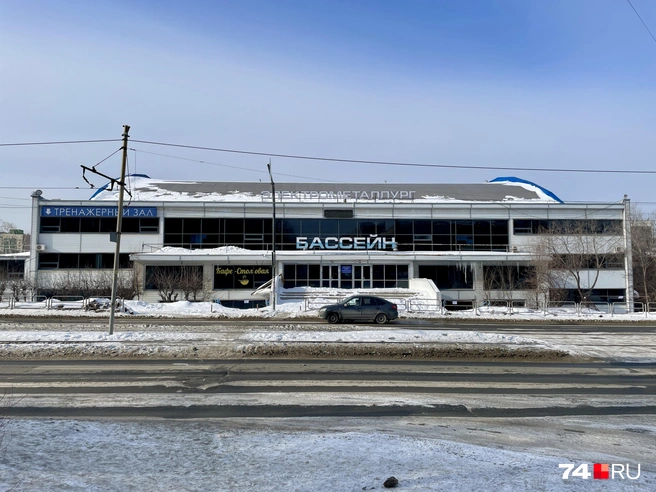 Редкая машина притормозит у входа в спорткомплекс | Источник: Михаил Шилкин