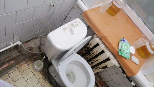 Так выглядит туалет в больнице № 34 | Источник: Читательница Дарья