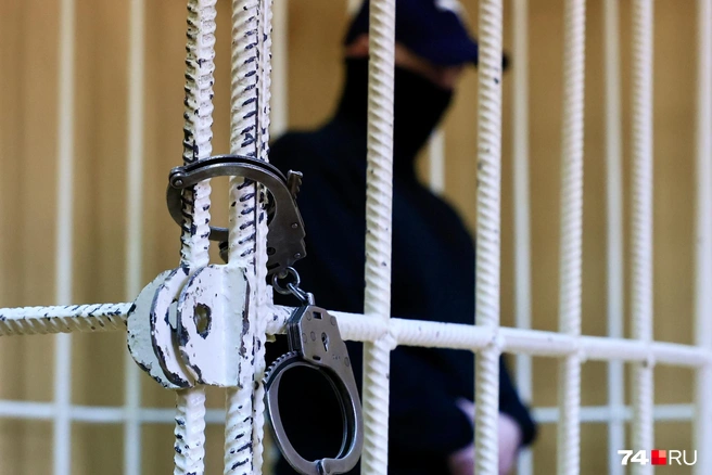 Подсудимый, увидев камеру, попытался скрыть лицо | Источник: Михаил Шилкин