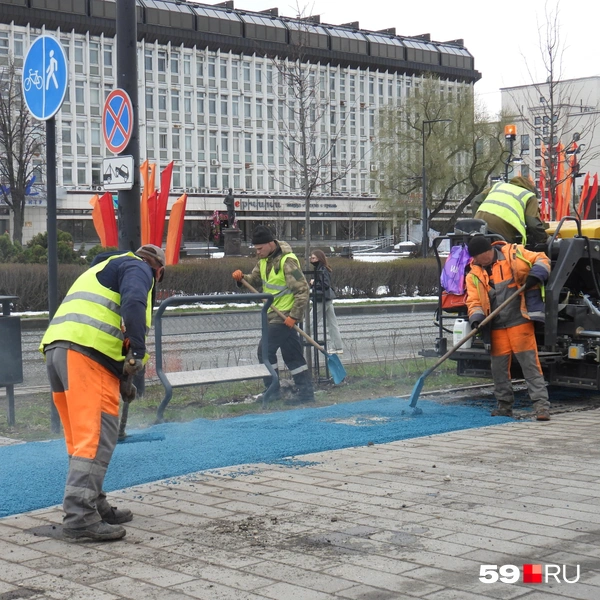 Первую цветную велодорожку в Перми начали укладывать на улице Ленина со стороны улицы Попова в сторону Театра-Театра | Источник: Кирилл Хафизов / 59.RU