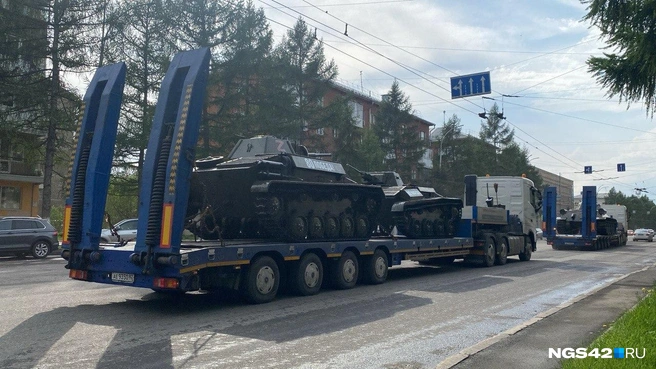 Легендарную боевую технику, которая участвовала в параде Победы, увозят из центра Кемерова — зачем | Источник: Лера Городецкая / NGS42.RU