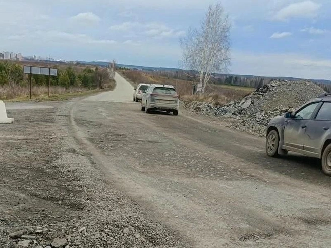 Асфальтированная дорога на окраине Екатеринбурга после ремонта стала только хуже | Источник: читатель E1.RU