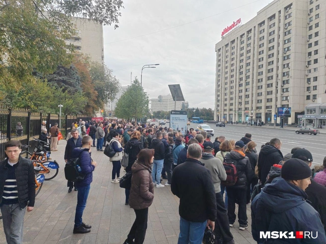 Участок оранжевой линии метро временно закрыли. Как люди добираются на автобусах и сколько длится поездка — репортаж | Источник: Михаил Мечев / MSK1.RU