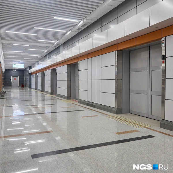 «Спортивная»&nbsp;— первая в городе станция закрытого типа: двери на платформе открываются вместе с дверями поезда | Источник: Александр Ощепков / NGS.RU