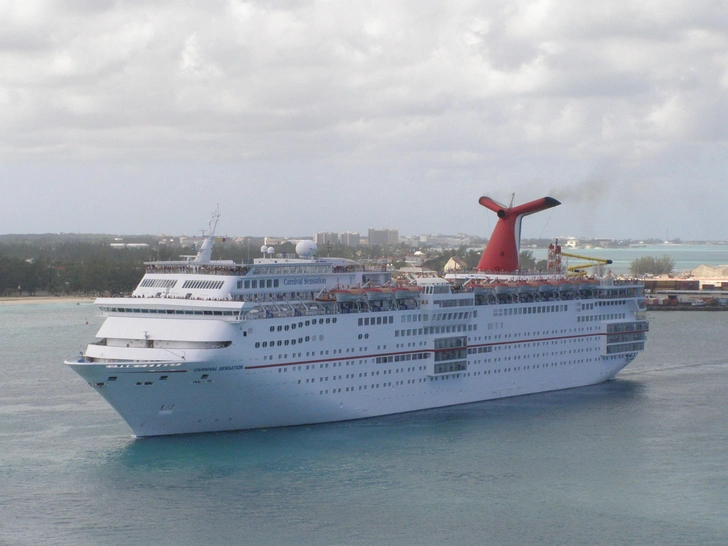 Круизный лайнер Carnival Sensation. | Источник: wikipedia.org