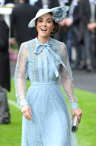 Почему герцогиня Кейт изменила своему привычному стилю