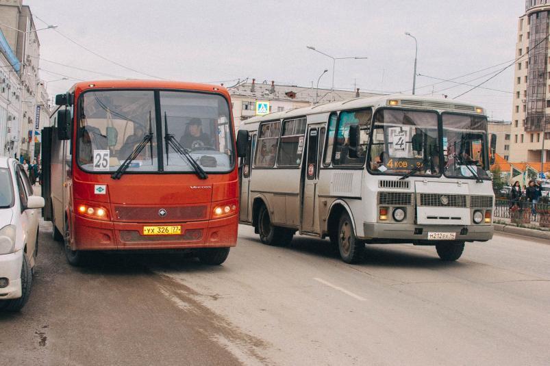 В Якутске 2 автобуса сняли с линии, а 4 водителей поселят в общежитие 