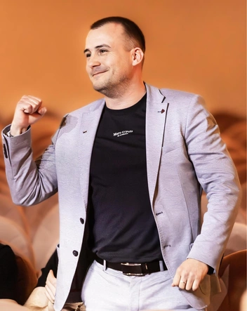 Сергей Евтеев во время представления судей и партнеров конкурса | Источник: «Мисс и Миссис Пермский край и Миссис Уральский округ» / Vk.com