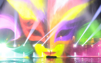 На Венецианском карнавале устроили красочное лазерное шоу
