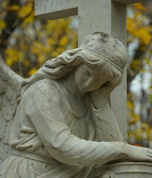 Загадочные склепы, ангелы и плакальщицы: 3 самых красивых кладбища Москвы