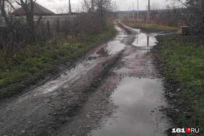 Cостояние подъездной дороги к хутору Глинки выглядит так после дождей | Источник: читатель 161.RU