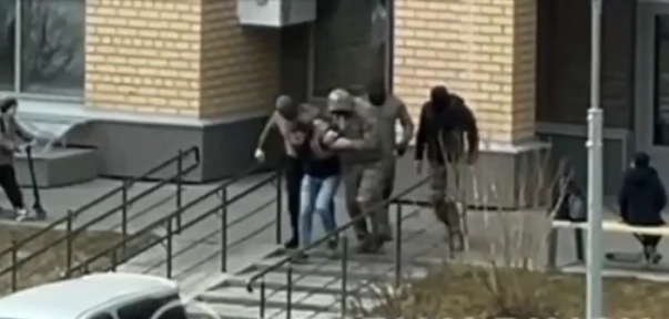 Мужчину жестко задержали люди в камуфляже | Источник: chelyabinsk_smi / t.me