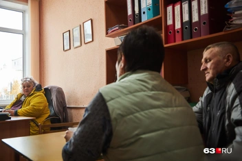 Слева направо: Марина Лапина, ее коллега, слесарь Василич | Источник: Роман Данилкин / 63.RU